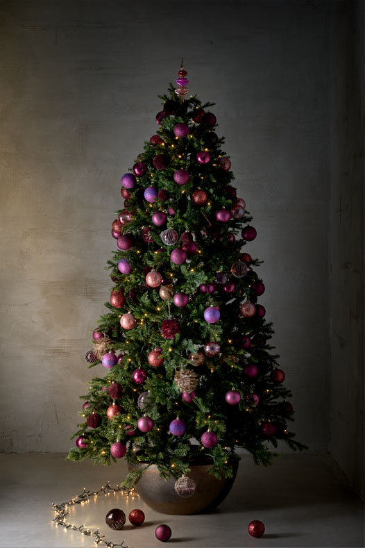 Kunstkerstboom met paarse kerstballen: paars