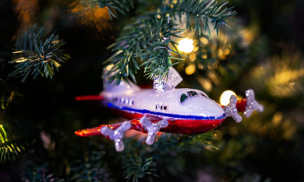 Gekke kerstbal voor in de kerstboom een vliegtuig